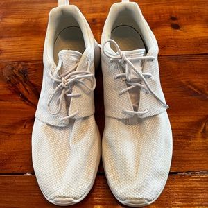 Nike Men's size 13 Roshe One White / Ankle-High Running